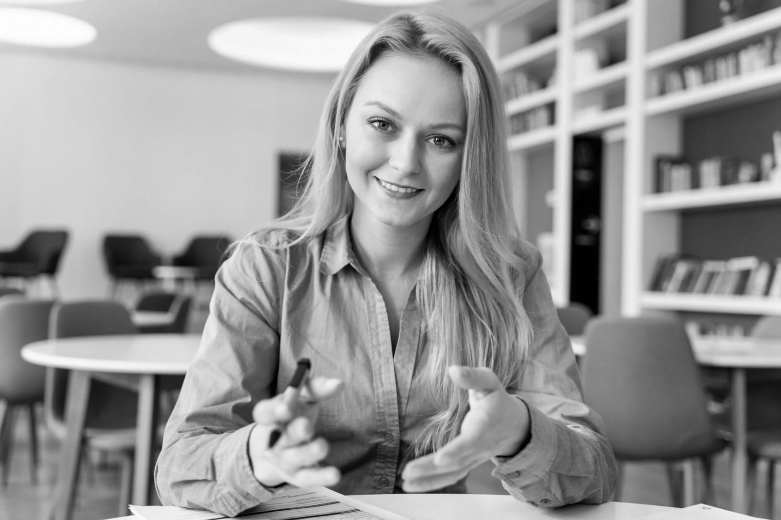 Espacio de formación con grupos trabajando en análisis financiero